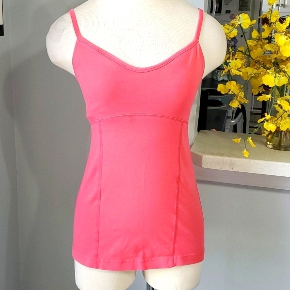 Lululemon muscle Activewear tank top. Pink streatch size small.
